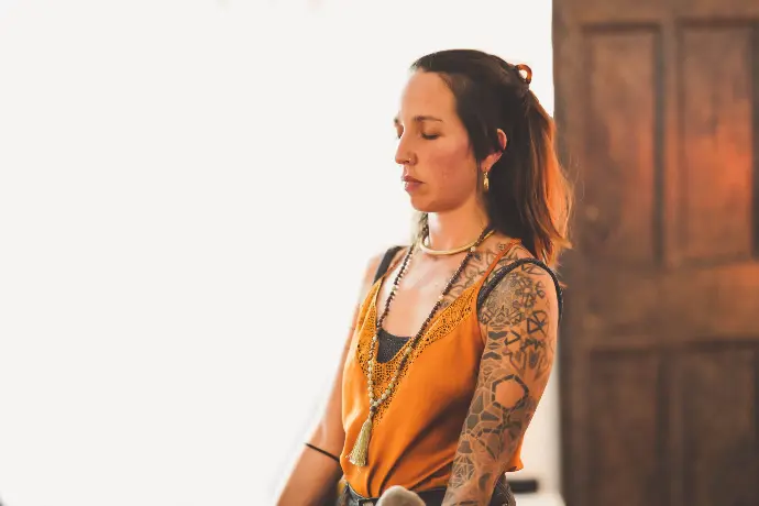 Isabel Maler en pleine concentration avant une session de travail fascial