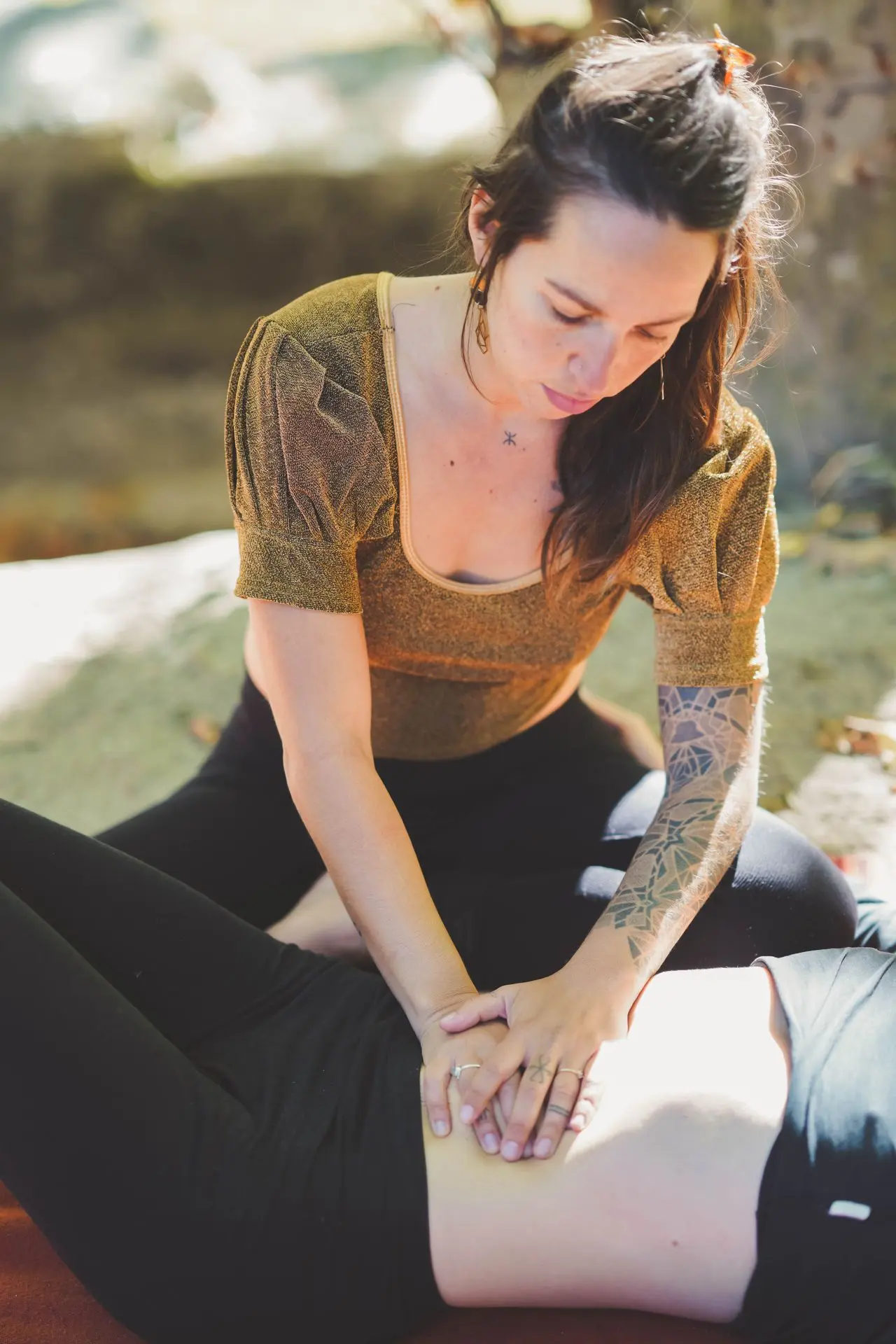 Isabel Maler effectuant un travail de libération fasciale sur le ventre en stage pratique